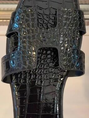 NWOT-Black Croc-Embossed Patent Slide